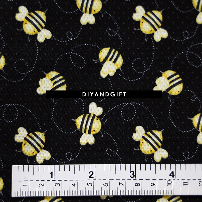 ผ้าคอตตอนอเมริกานำเข้า-ขนาด-1-2-หลา-45x110cm-ผ้าคอตตอนแท้-cotton-100-ลายผึ้งน้อยพื้นดำ-honeybeemine-16