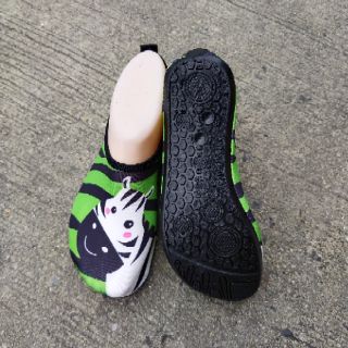ภาพขนาดย่อของภาพหน้าปกสินค้าพร้อมส่ง รองเท้าเดินชายหาดเด็ก Swimming​ ​shoes​ รองเท้าว่ายน้ำเด็ก​ รองเท้ากันลื่นเด็ก​ Aqua skin shoes for kids จากร้าน noodang2 บน Shopee ภาพที่ 6