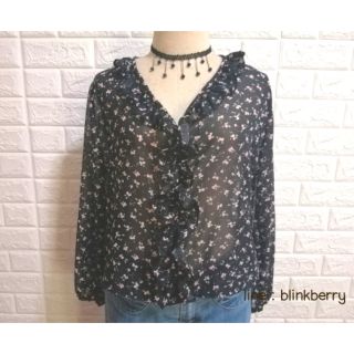 สินค้าใหม่พร้อมส่ง​ เสื้อแฟชั่นลายดอกแต่งระบาย