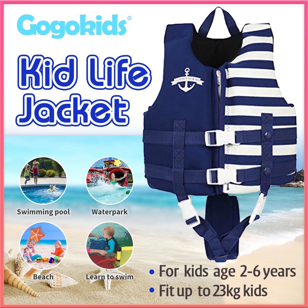 ภาพหน้าปกสินค้าGogokids เสื้อชูชีพลายทาง เสื้อชูชีพว่ายน้ำพร้อมสายรัดปรับระดับได้เพื่อความปลอดภัย เหมาะสำหรับ 12-23 กก.
