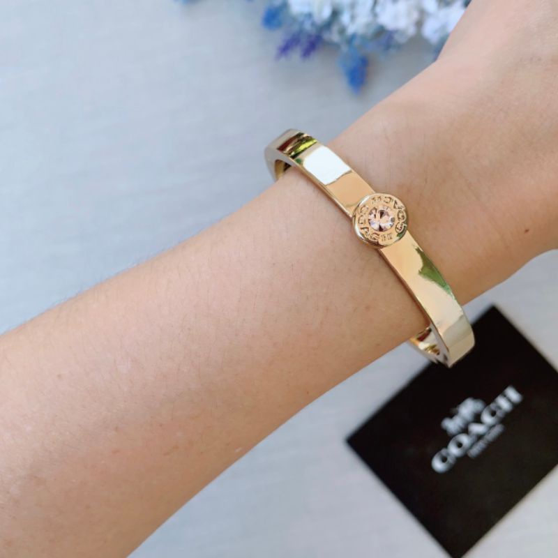 ส่งฟรี-กำไล-สีทอง-coach-c0199-open-circle-hinged-bangle-รอบวง-17-17-5เซนติเมตร