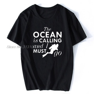 เสื้อยืดผ้าฝ้ายพิมพ์ลายขายดี เสื้อยืดแขนสั้น พิมพ์ลาย Humor The Ocean Is Calling And I Must Go สําหรับผู้ชาย