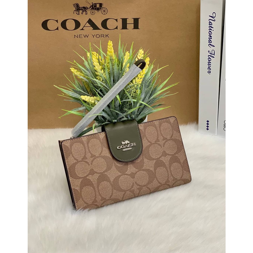 กระเป๋าสตางค์-coach-tech-wallet-in-colorblock-signature