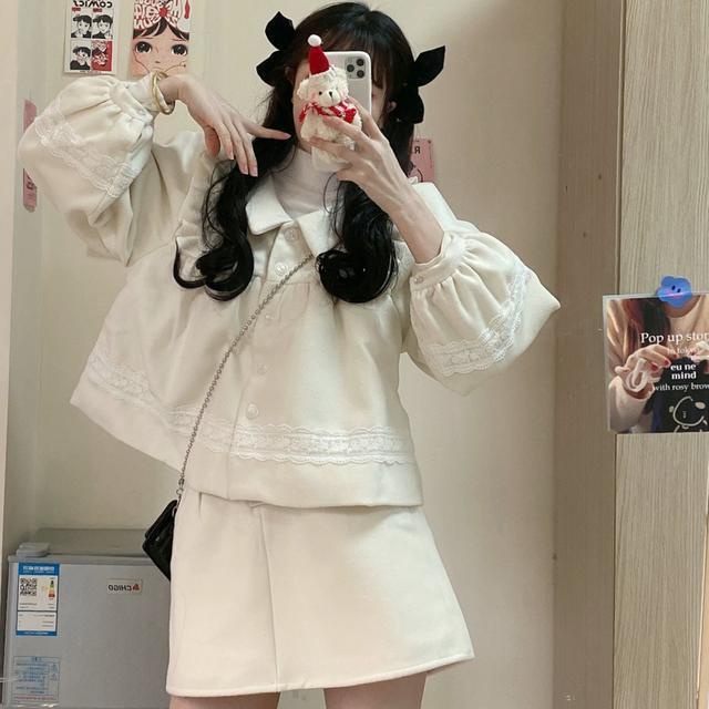 ชุดเซท2ชิ้น-สีครีม-เสื้อเชิ้ตแขนยาว-กระโปรงสั้น-คอตุ๊กตา-แต่งลูกไม้-แฟชั่นสไตล์เกาหลี