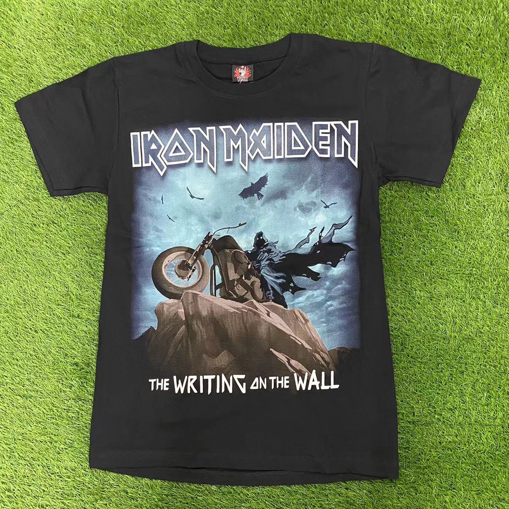 เสื้อยืด-พิมพ์ลายวงร็อค-iron-maiden-the-writing-on-the-wall-fender-ibanez-gibson-guitar-yamaha-cort-f310-sqoe-ผ้าฝ้าย