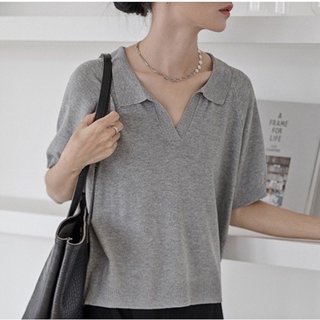 C&amp;M เสื้อยืดลําลองถักสําหรับสตรีแขนสั้นคอวีสีเทา