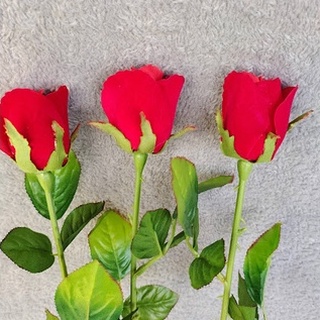 ดอกกุหลาบแย้มสีแดง ดอกกุหลาบประดิษฐ์ ทำจากผ้า แพค 3 ดอก