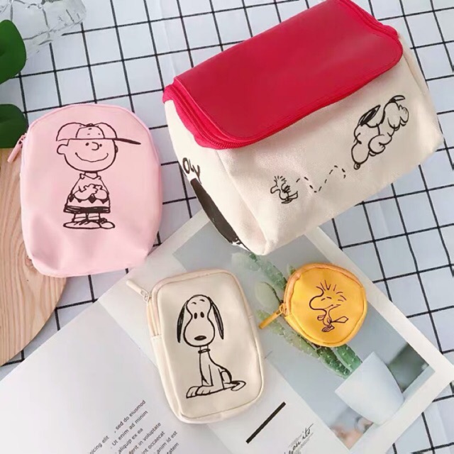 กระเป๋าpremium-จากญี่ปุ่น-snoopy-cosmetic-bag-set-จากนิตยสารญี่ปุ่น-เซตกระเป๋าเครื่องสำอางค์-4-ใบ