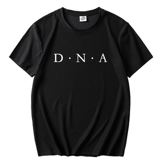 เสื้อยืดสีขาวใหม่ เสื้อยืดลําลอง ผ้าฝ้าย แขนสั้น คอกลม พิมพ์ลายตัวอักษร DNA แนวสตรีท แฟชั่นสําหรับผู้ชาย เหมาะกับการเล่น