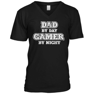 [100% Cotton] Jiknmh91gcfilm25 เสื้อยืด ผ้าฝ้าย พิมพ์ลาย Dad By Day Gamer By Night Nerd Geek Fathers Day สําหรับผู้ชาย