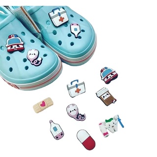 ภาพหน้าปกสินค้าเข็มกลัด ลายการ์ตูนน่ารัก DIY สําหรับตกแต่งรองเท้า Crocs หมอ พยาบาล ที่เกี่ยวข้อง