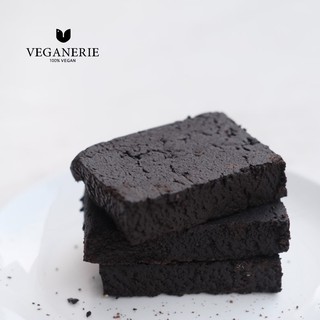 ภาพขนาดย่อของภาพหน้าปกสินค้าบราวนี่สูตรเอกซ์ตร้าดาร์คช็อคโกแลต Vegan Extra Dark Brownie ตรา Veganerie (1 ชิ้น) จากร้าน veganerieworld บน Shopee