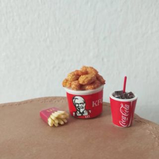 ภาพหน้าปกสินค้าถัง KFC แก้วโค้ก เฟรนฟรายจิ๋ว ของจิ๋ว ซึ่งคุณอาจชอบราคาและรีวิวของสินค้านี้