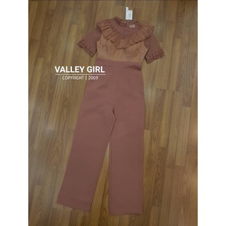 VALLEY GIRL จั๊มสูทกางเกงขายาว ด้านบนเป็นลูกไม้ งานสวยมากกก สวยแบบใส่ไปงานได้เรยค่า งานซับในอย่างดี ผ้าดีมาาก ทรงสวยเป้ะ