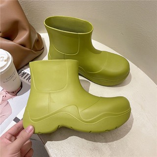 สินค้า Rain boots รองเท้าบูทกันฝนแฟชั่นสตรีสวมใส่ด้านนอกอะโวคาโดสีเขียวพื้นหนาเพิ่มป้องกันการลื่นไถลรองเท้าน้ำฝนท่อสั้น