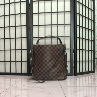 กระเป๋าทรง Shopping Bag รุ่นใหม่รูดซิปเปลี่ยนทรงได้ค่ะสภาพดีมือสองยังหายากนะ ขนา(26x24x30cm)