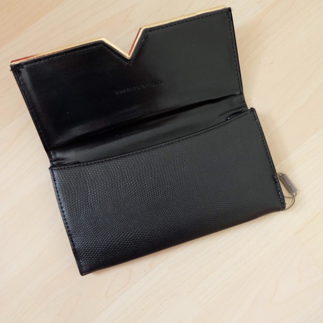 charles-amp-keith-triangle-cut-out-wallet-ส่งฟรีems