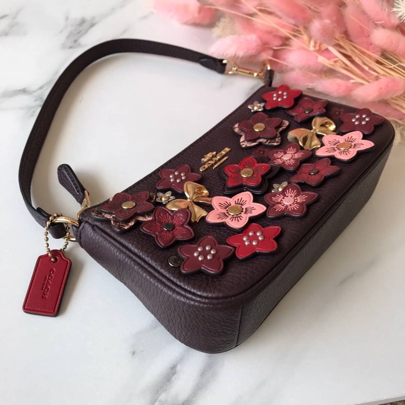 ผ่อน0-กระเป๋าคล้องมือ-coach-nolita-19-with-daisy-applique-coach-c2254-หนังแท้-สีน้ำตาล-ประดับดอกไม้