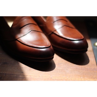 ภาพขนาดย่อของภาพหน้าปกสินค้าBritish รองเท้าหนัง รุ่น Full strap penny loafer(Brown) พ่นสีหัวและท้ายเทคนิคพิเศษ จากร้าน british_leathershoes บน Shopee