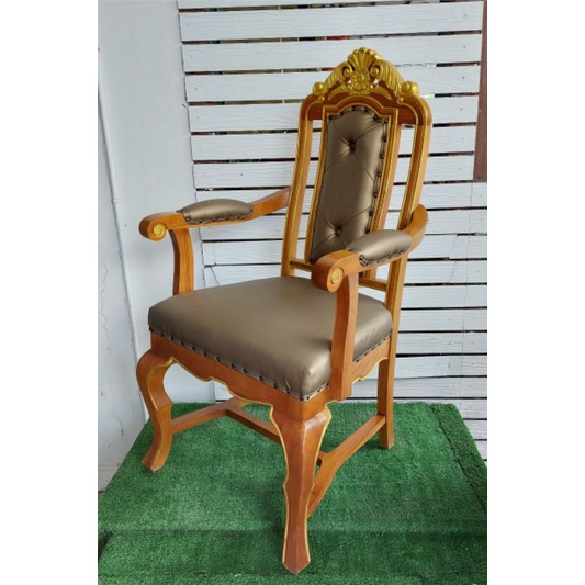 เก้าอี้เชลล์ชบาหลังฉลุมีแขน-เก้าอี้มงกุฏโครงไม้สัก-หุ้มผ้าหนังลายผ้าไหมดึงดุมตอกหมุดสีทอง-เก้าอี้ทานอาหาร