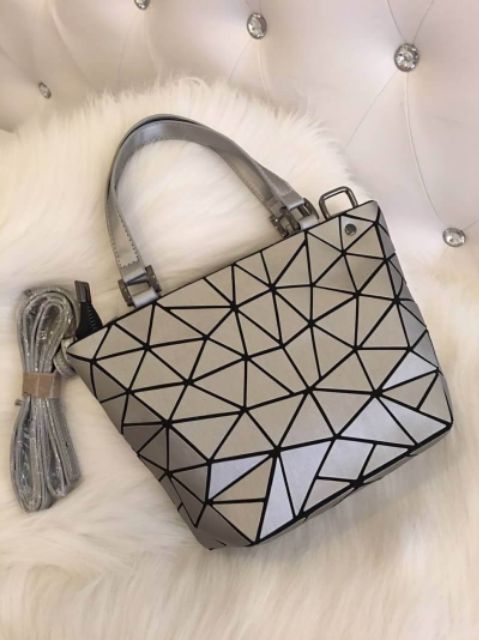 ราคา650-bao-bao-issey-miyake-รุ่นนี้เปลี่ยนทรงได้เนื้อด้าน-ขายดี-พร้อมส่ง-size-กว้าง-9-สูง-7-งานเกรด-aaa