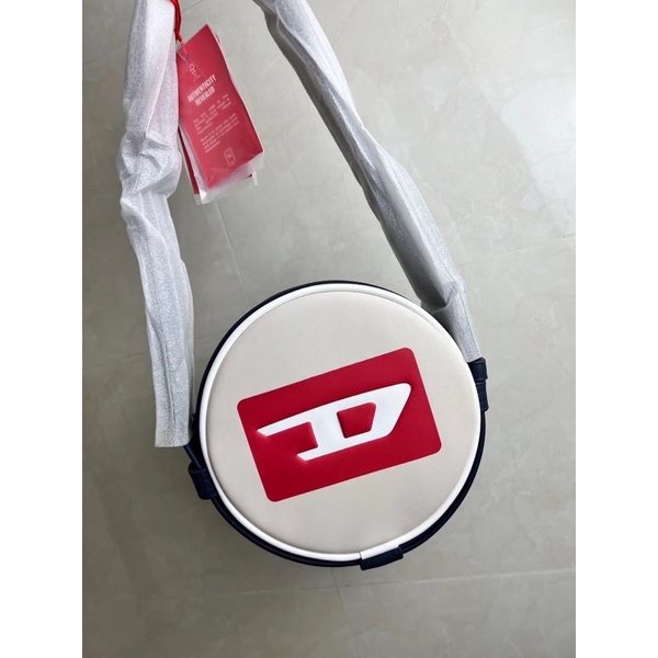 diesel-กระเป๋าสะพายข้างทรงกลมและมีสายรัดแบบเข็มขัดคาดรอบข้าง-หนังเทียมของแท้-พร้อมส่ง
