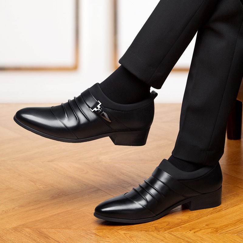 ภาพหน้าปกสินค้ารองเท้าผู้ชาย รองเท้าหนัง รองเท้าหนังหัวแหลม รองเท้าหนังกันลื่น จากร้าน chotivitr1902 บน Shopee