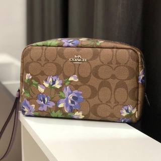 🎀 กระเป๋าเครื่องสำอางค์ ลายซีดอกม่วง COACH F73365 BOXY COSMETIC CASE IN SIGNATURE CANVAS WITH LILY PRINT