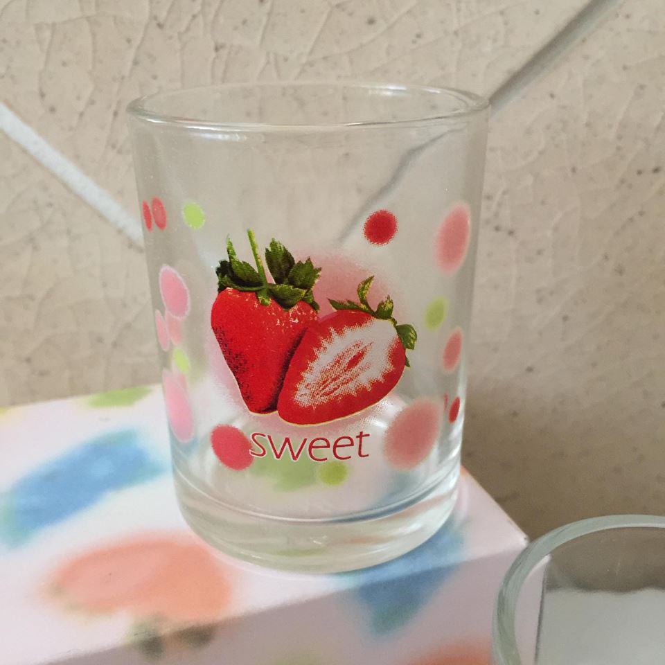 set-แก้วน้ำ-ลาย-strawberry-ขนาดน่ารัก-กระทัดรัด-ของใหม่-มือ-1