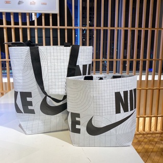 กระเป๋าถือ กระเป๋าช้อปปิ้ง พิมพ์ลาย Nike จุของได้เยอะ สีดํา และสีขาว