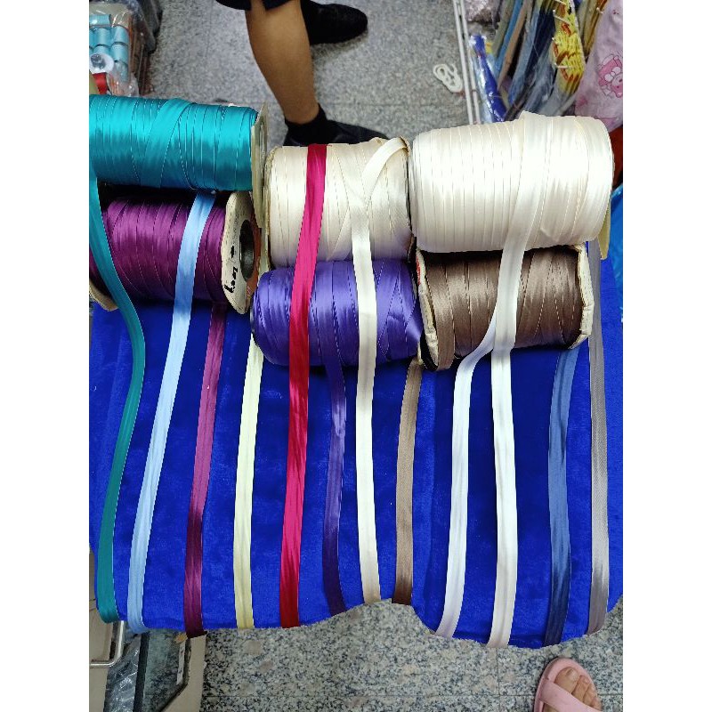 ภาพหน้าปกสินค้าผ้ากุ้นผ้าต่วนขนาดครึ่งนิ้วเมตรละ15บาท จากร้าน jirapa738 บน Shopee