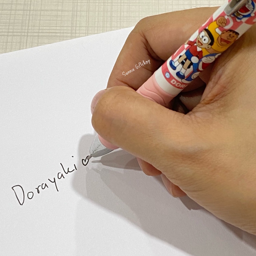 ภาพสินค้าพร้อมส่ง ลายมาใหม่ ปากกาเจลสีดำ ขนาด 0.5 สีดำ ลาย Doraemon ลายชุด2 จากร้าน sunniegiftshop บน Shopee ภาพที่ 2