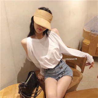 ทรงover size เว้าไหล่ สาวน้อยสาวใหญ่ใส่ได้ค่ะ แมทง่ายได้ทั้งกางเกง/กระโปรง เนื้อผ้าคอตตอน ใส่สบาย สีขาว สีเดียว