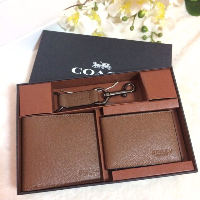 coach-กระเป๋าสตางค์-set-สีน้ำตาล-มีพวกกุญแจ-พร้อมกล่องมาด้วยค่ะ-ใครหาของขวัญ-ให้หนุ่มๆ-อยู่รีบจับจองเลยค่ะ