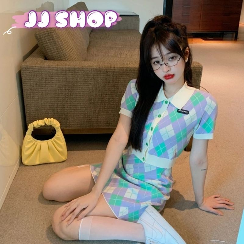 ภาพหน้าปกสินค้าJJ​ Shop​ ​พร้อมส่ง เซ็ทเสื้อไหมพรม+กระโปรง ลายตารางหมากรุก มี2สี "50020+50020-1" -N
