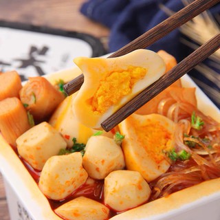 ภาพขนาดย่อของภาพหน้าปกสินค้าพร้อมส่ง 关东煮 ก๋วยเตี๋ยวหม่าล่าเผ็ดร้อนพร้อมลูกชิ้นไข่ปลาจัมโบ้ ม่าม่าจีน ก๋วยเตียวจีน มาม่าหม่าล่า คัพ (154g) จากร้าน qseqse บน Shopee