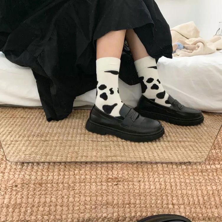 ภาพหน้าปกสินค้าพร้อมส่ง ถุงเท้า ลายวัวผู้หญิง ลายน่ารัก สีขาวดำ ถุงเท้าผ้าฝ้าย พิมพ์ลายวัว สีดําและสีขาว สําหรับผู้หญิง แฟชั่นเกาหลี