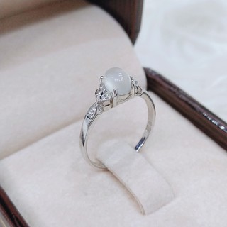 แหวนมุกดา เป็นหินที่มีสีขาวใสเหมือนหยดน้ำ ตัวเรือนเงินแท้ 925