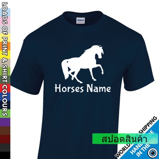 เสื้อยืดนิ่ม พิมพ์ลาย Horse Your Horses Name Jockey Rider ของขวัญวันเกิด สําหรับผู้ชาย