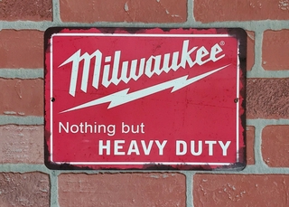 ป้ายสัญลักษณ์ Milwaukee สําหรับโรงรถ