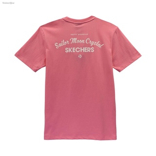 เสื้อยืดผ้าฝ้ายพิมพ์ลายขายดี ราคาต่ำสุด☞Skechers สเก็ตเชอร์ส เสื้อยืดแขนสั้น ผู้หญิง Sailor Moon Crystal Short Sleeve Te