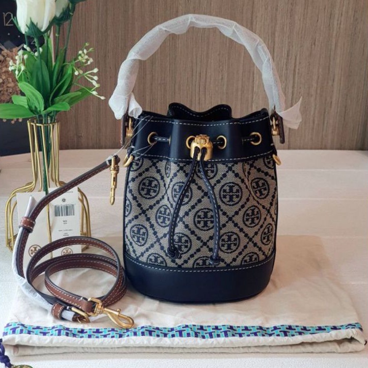 สด-ผ่อน-กระเป๋า-crossbody-สีกรม-งานชอป-ใบเล็ก-tory-burch-80534-t-monogram-jacquard-mini-bucket-bag