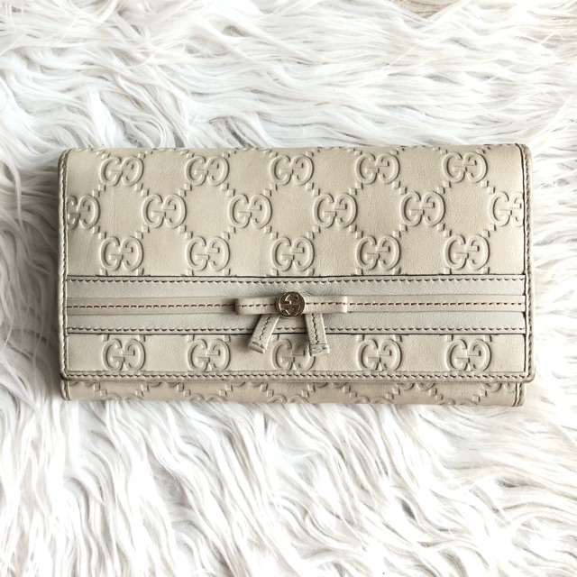 gucci-wallet-lady