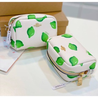 🎀 ส่งฟรี กระเป๋าเครื่องสำอางค์ สีขาวลายมะนาวเขียว MINI BOXY COSMETIC CASE WITH LIME PRINT (COACH 2355) coach2355