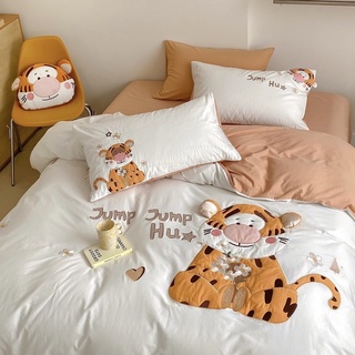 🔥เก็บโค้ดหน้าร้าน🔥[PRE-ORDER] ผ้าปูที่นอนลาย Tigger แถมตุ๊กตา ผ้า Long Staple Cotton 100% #BNX0831