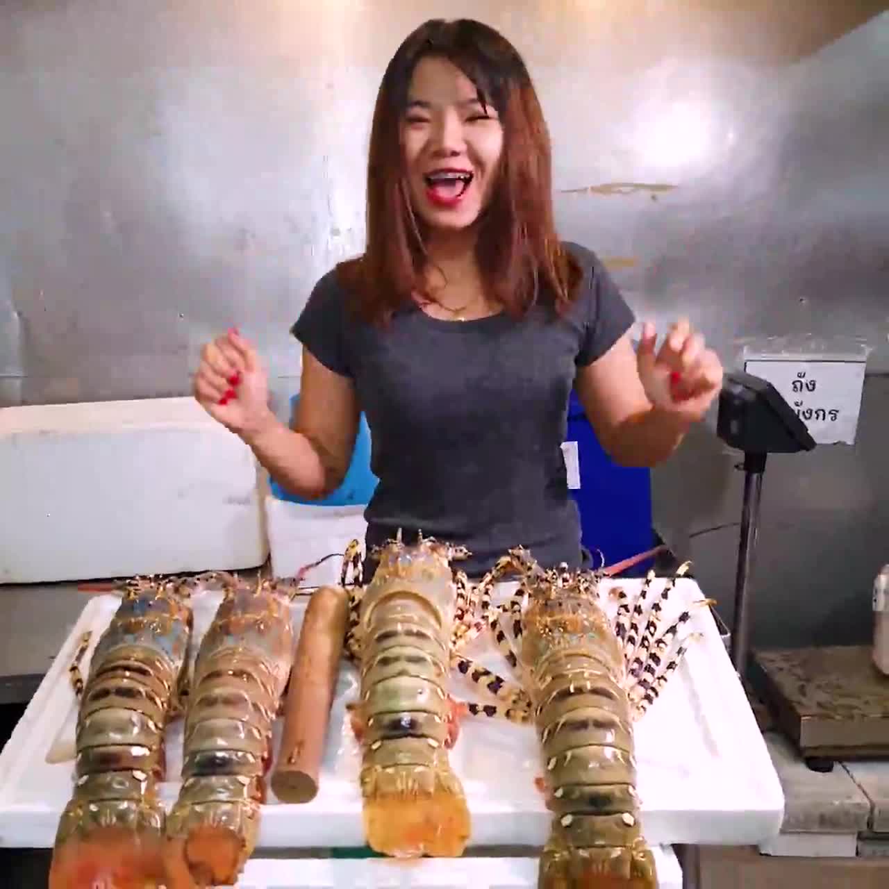 กุ้งมังกร7สี-ตัวละ-1-กก-จากทะเลอันดามัน