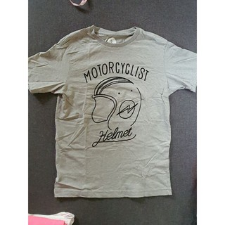 (Used) Bossini เสื้อยืดสีเทาอ่อน ลายmotorcycle หมวกกันน็อกสีดำ ผ้านุ่มซื้อมาซักเก็บไม่เคยใส่เลย