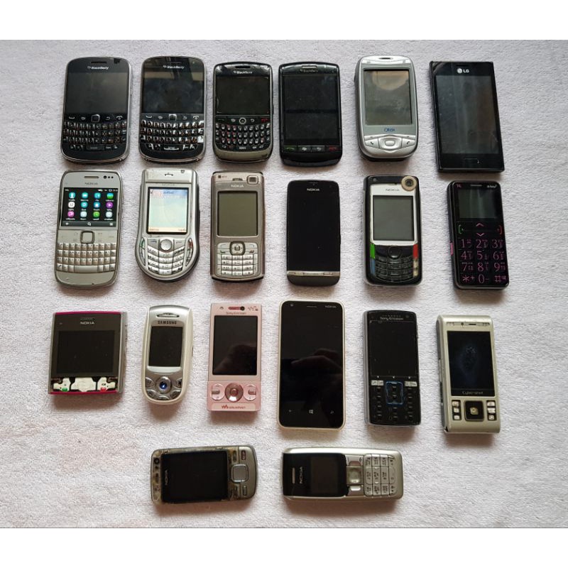 ภาพหน้าปกสินค้าโทรศัพท์เก่า มือถือปุ่มกด มือถือสะสม ตั้งโชว์ ขายโล๊ะๆ Nokia Samsung อื่นๆ จากร้าน momonz_shop บน Shopee
