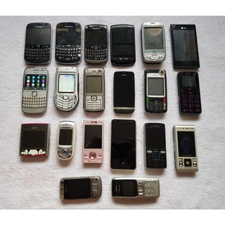 ภาพขนาดย่อของภาพหน้าปกสินค้าโทรศัพท์เก่า มือถือปุ่มกด มือถือสะสม ตั้งโชว์ ขายโล๊ะๆ Nokia Samsung อื่นๆ จากร้าน momonz_shop บน Shopee