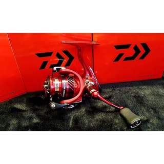 ภาพหน้าปกสินค้ารอกสปินนิ่ง Daiwa REVROS RR LT สีแดง ที่เกี่ยวข้อง